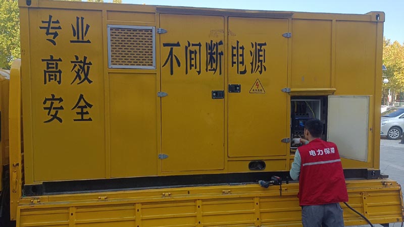 霍林郭勒柴油发电机组和UPS电源配合使用时，如何避免切换过程中的电力中断？